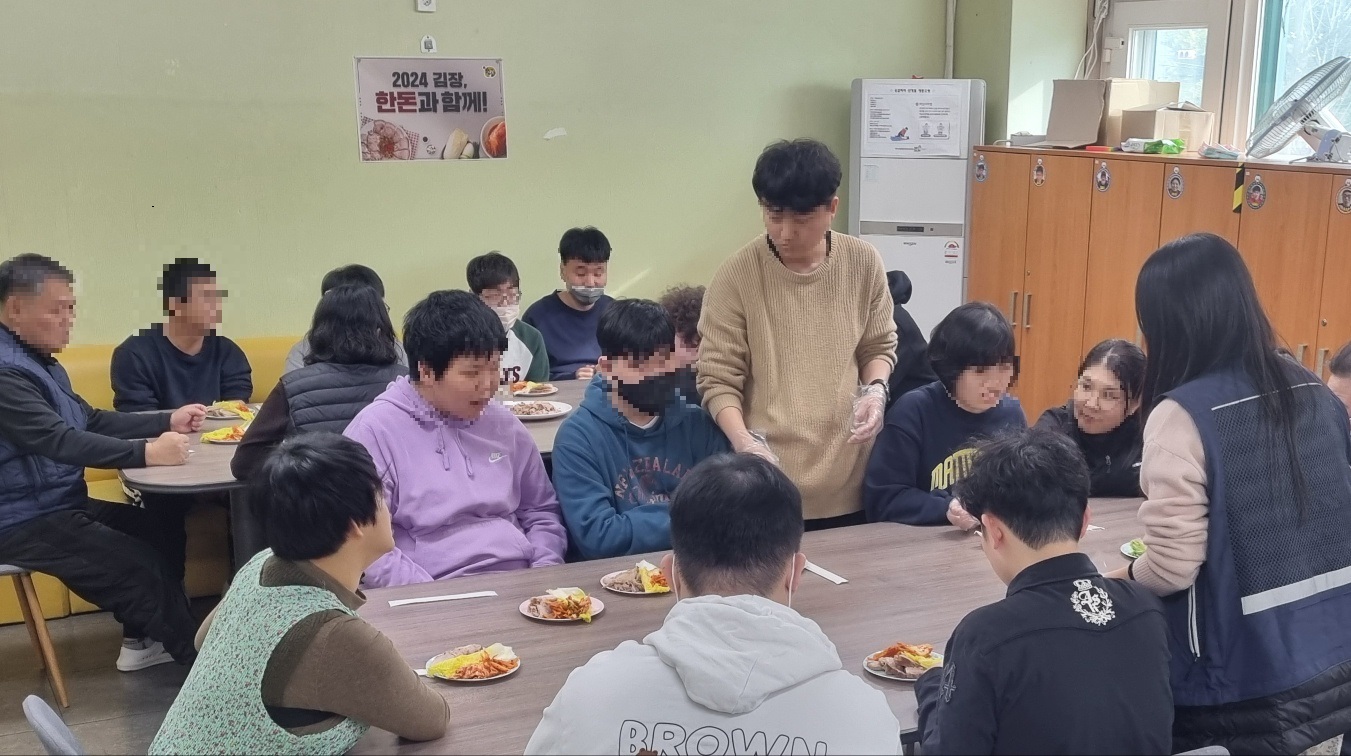 연수구장애인주간보호센터는 지난 25일 발달장애인들과 함께 우리는 도시농부 김장 담그기 행사를 진행했다
